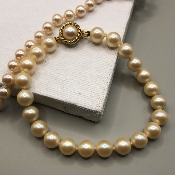 Curated bundle vintage faux pearl jewelry set necklace and bracelet - Picture 2 of 6